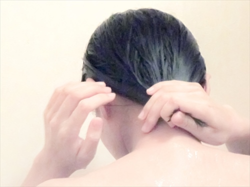 クリームシャンプーで髪を洗う
