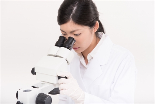ヒト幹細胞エキスを調べる女性研究員